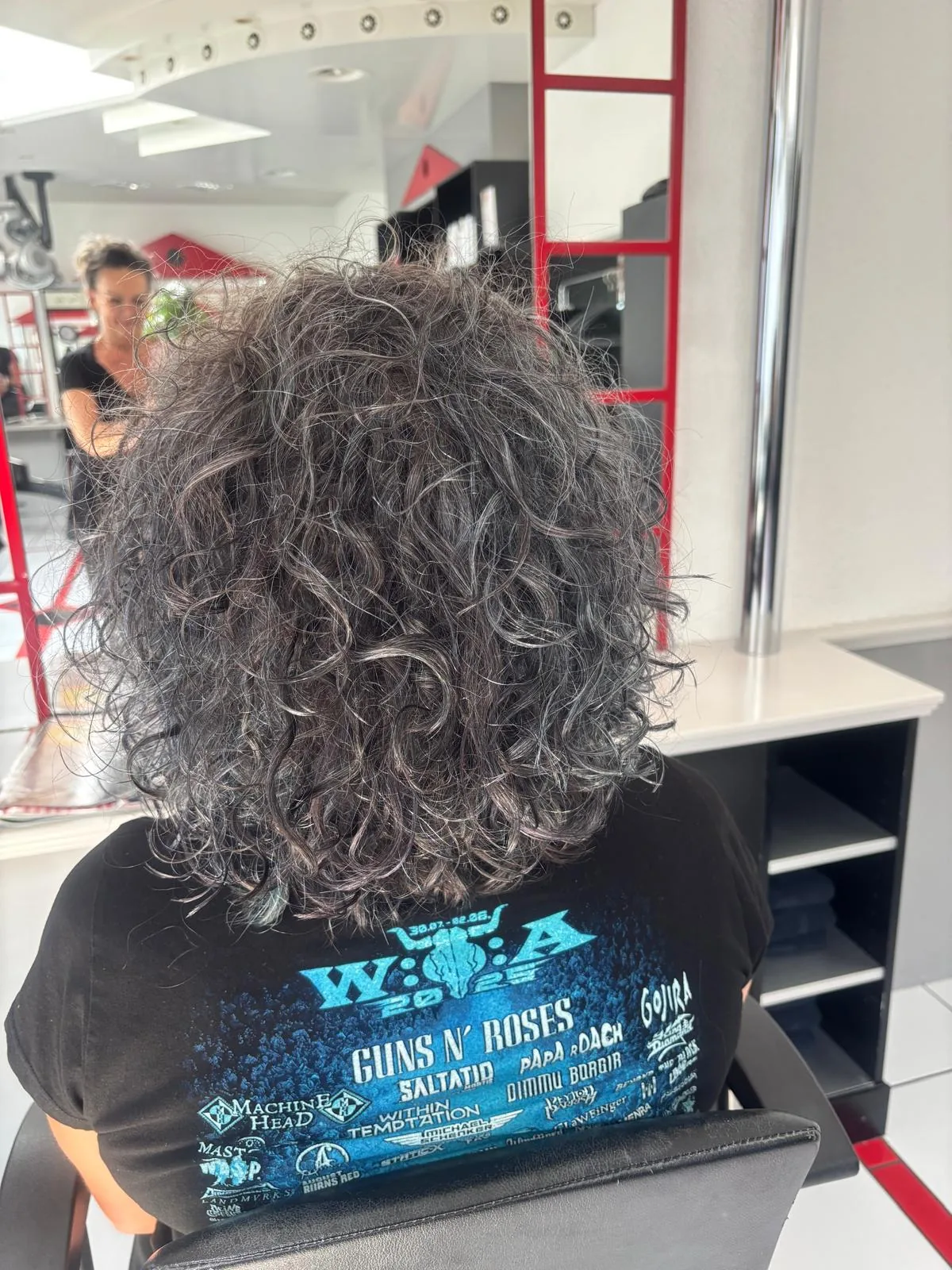 Lockiges Haar nach der Dauerwelle