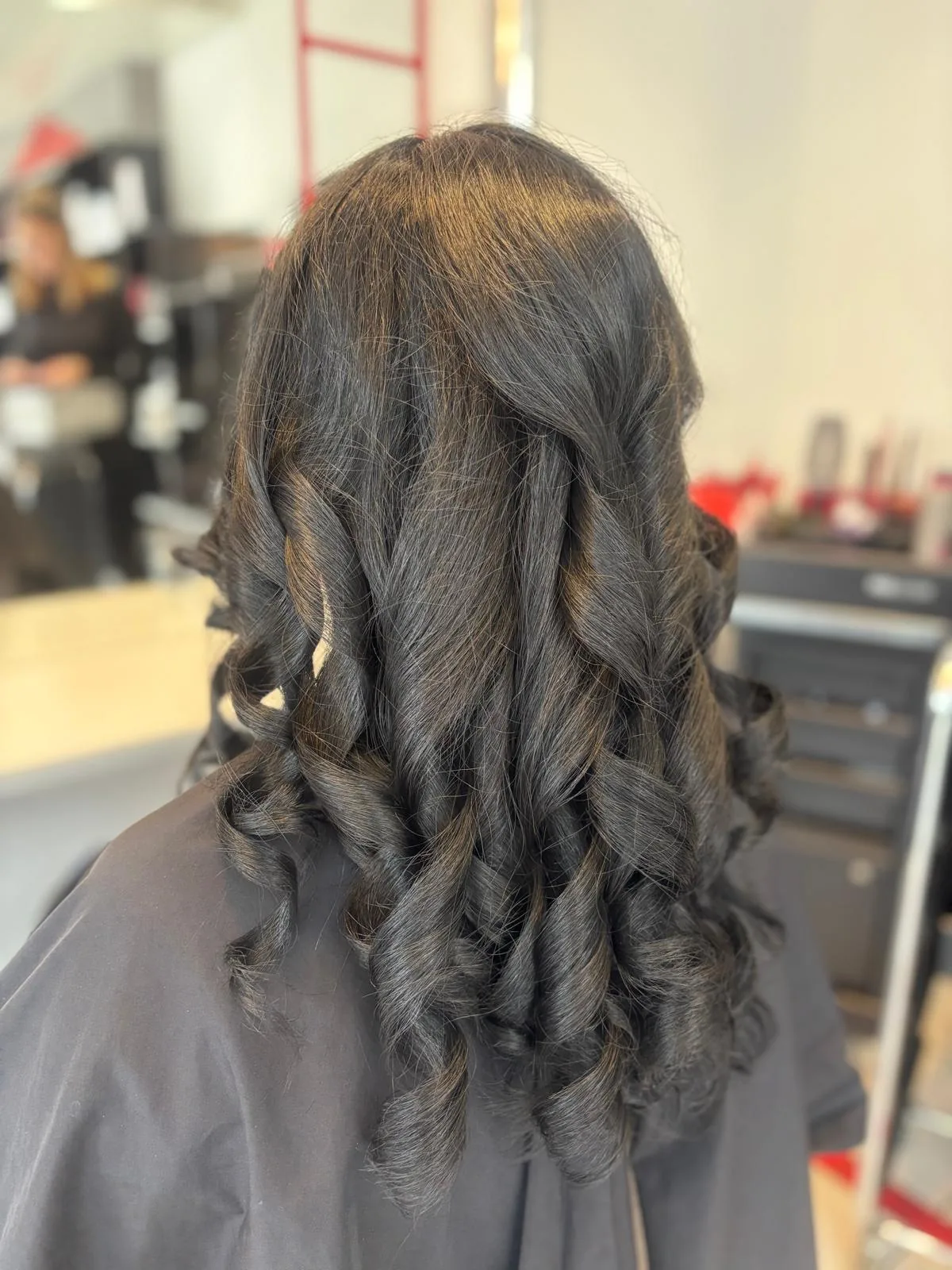 Vorbereitete Locken für eine Hochsteckfrisur