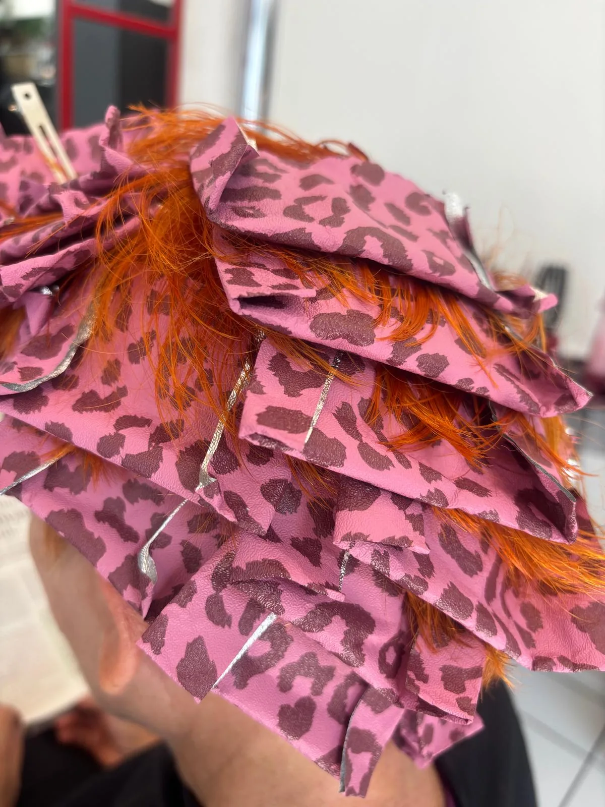 Kreative Mêchetechnik mit oranger Haarfarbe