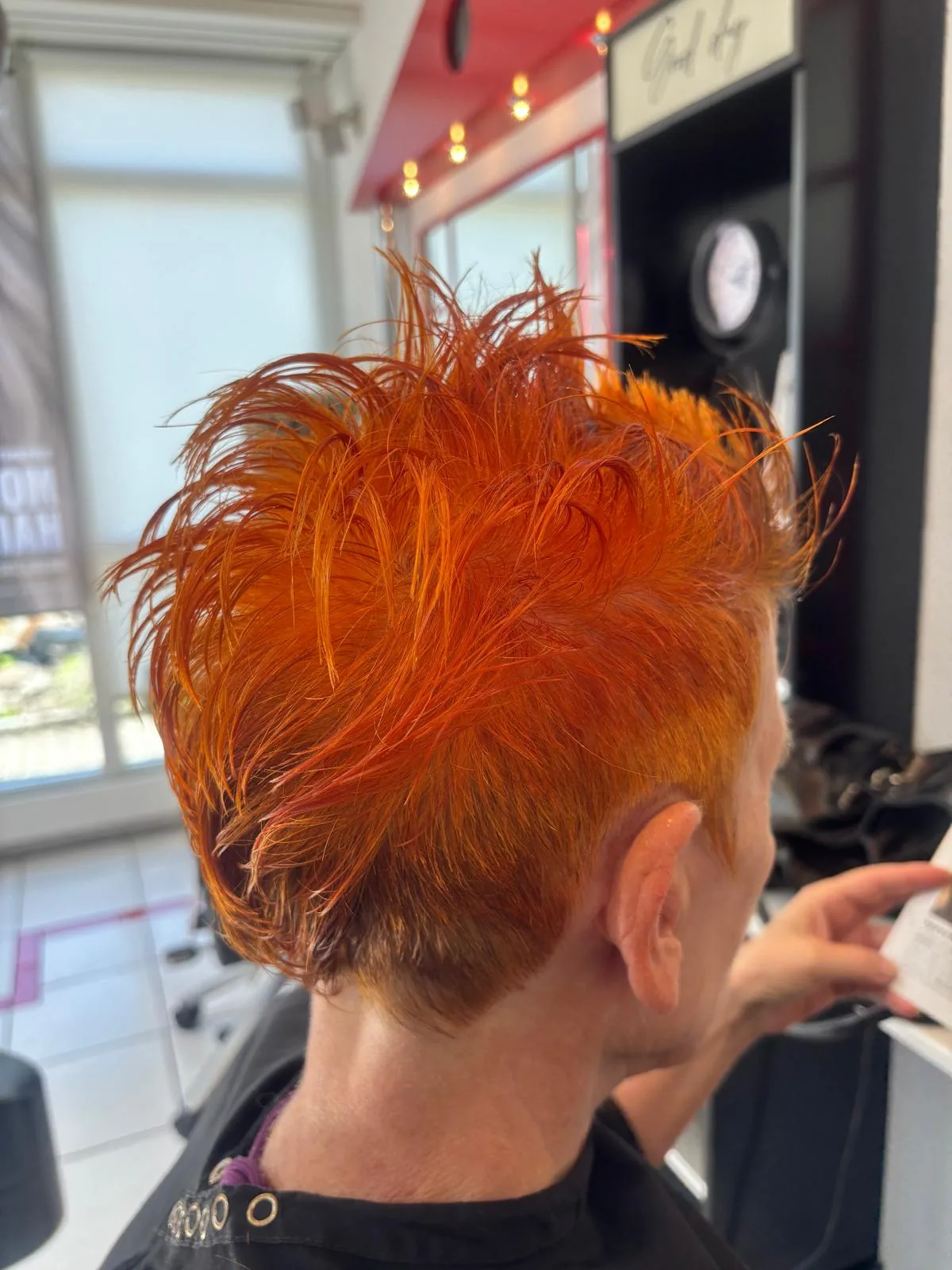 Intensive Kupferfarbe vor dem Styling