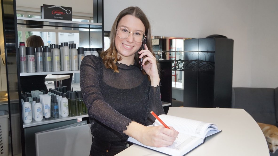 Bianca von Coiffure Carmen am Telefon